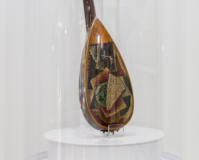 Mandolina expusă la Galeria DADA